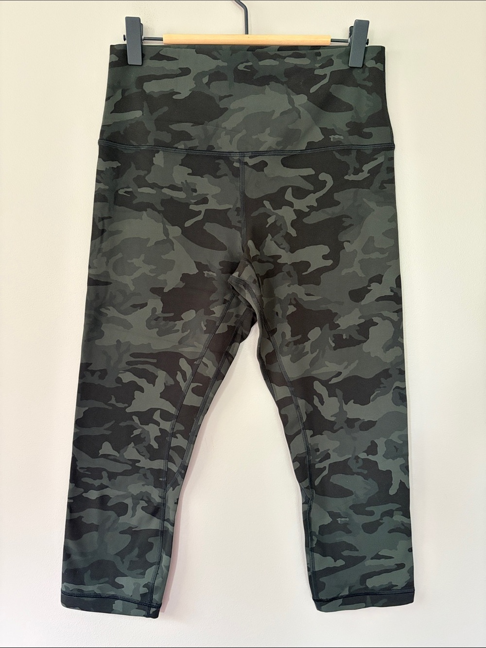 Lululemon Align Crop 21” Size 8 Incognito Camo Multi Gator Green Yoga Workout